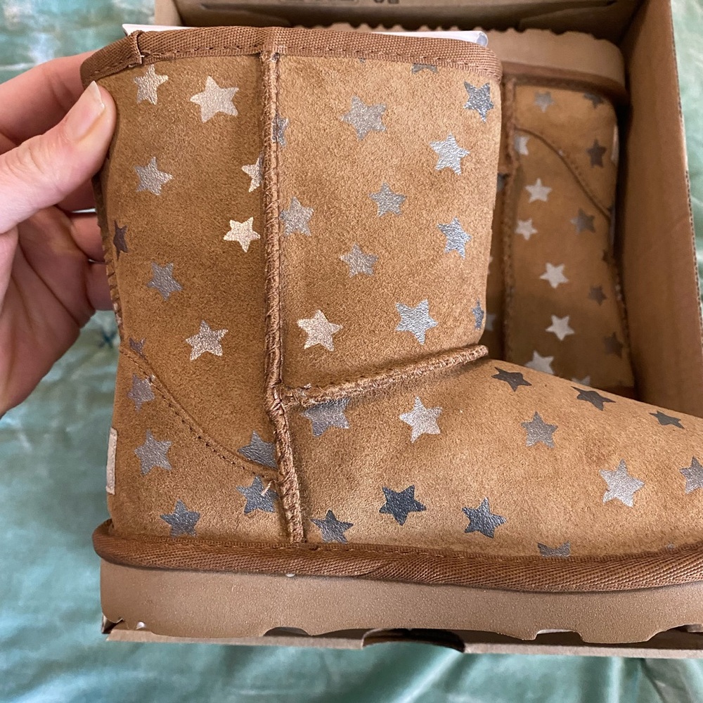 Little girls classic short II stars Uggs